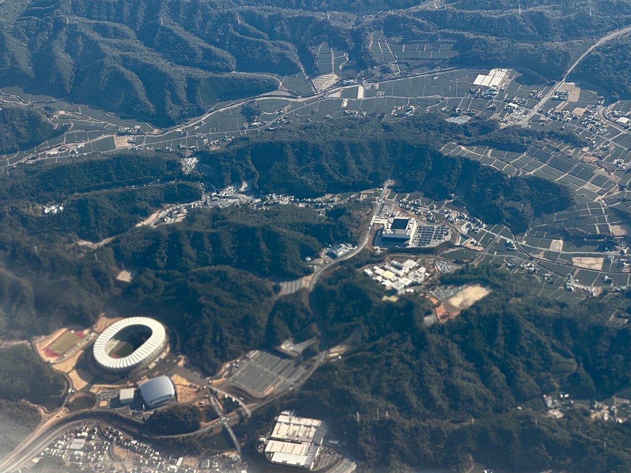 丘陵地に位置する小笠山総合運動公園エコパを上空から見たところ