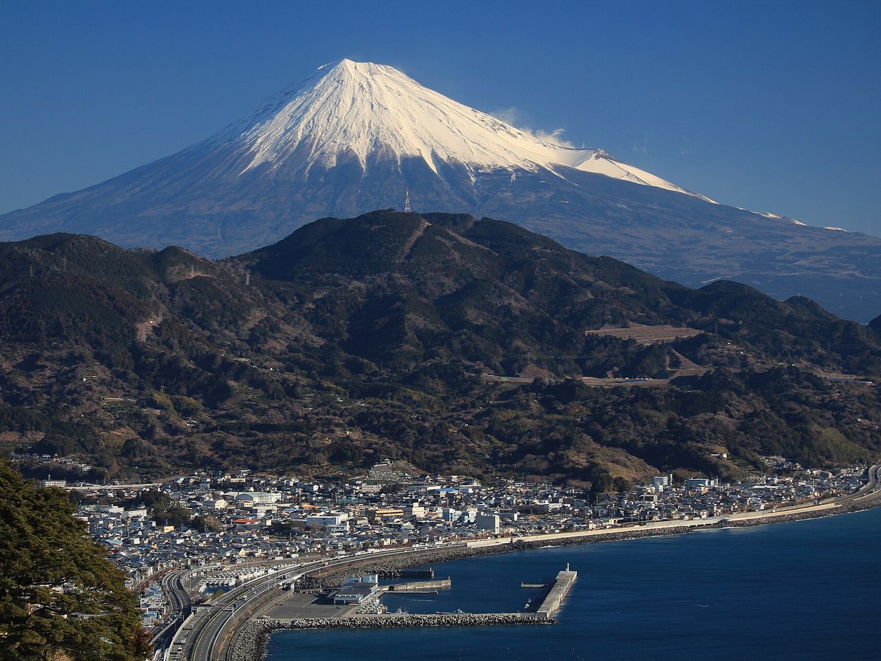 富士山と駿河湾沿いの海岸線