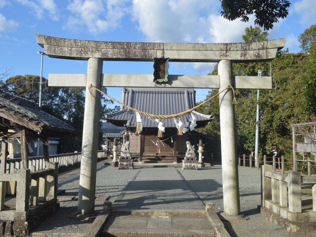 森町の三島神社の鳥居と拝殿