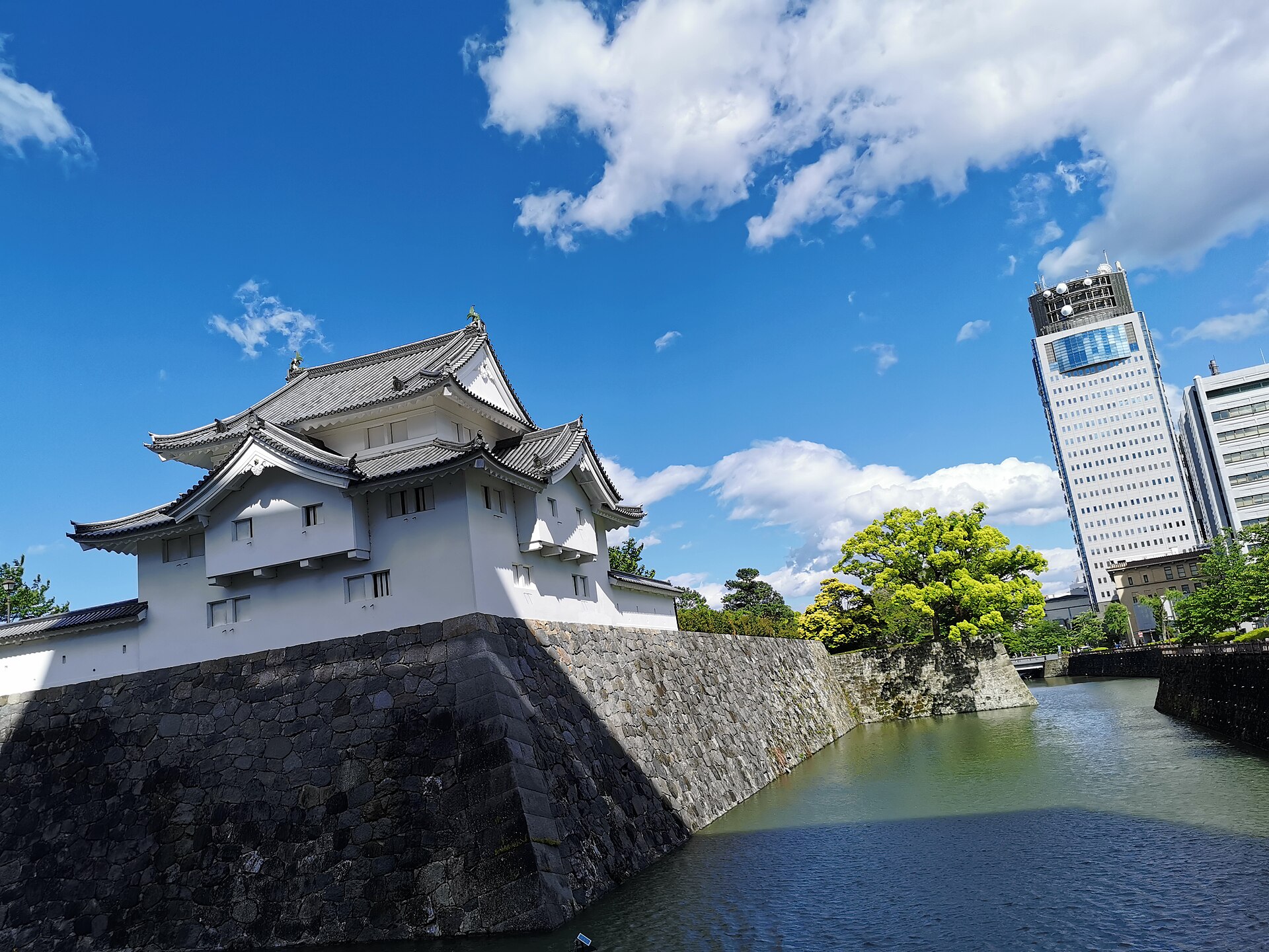 駿府城公園の坤櫓と堀