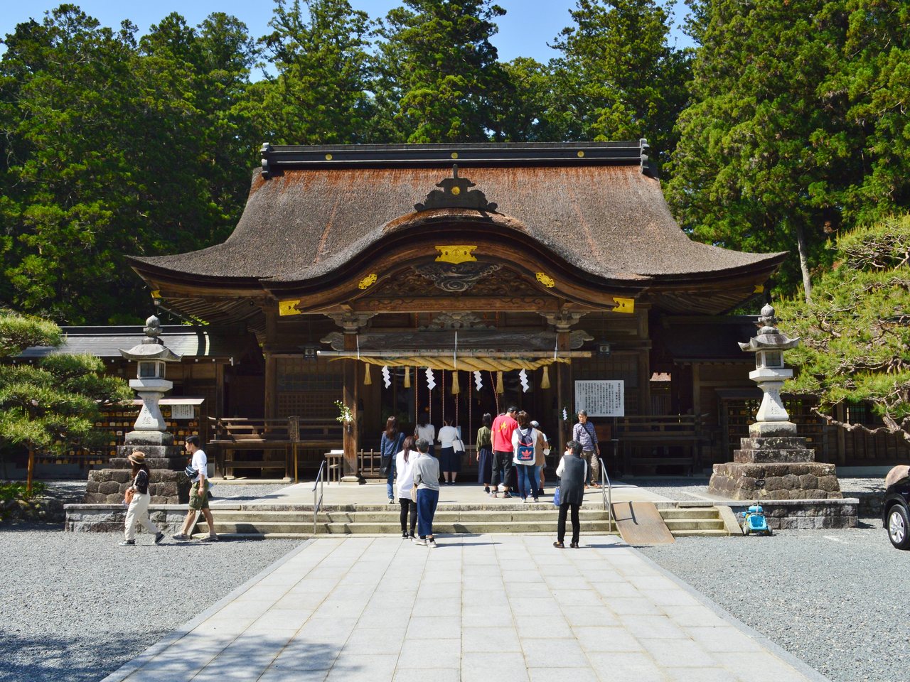 小國神社の拝殿と参拝する人たち