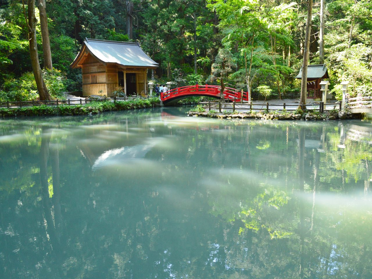 小國神社の境内を流れる宮川と朱色の橋