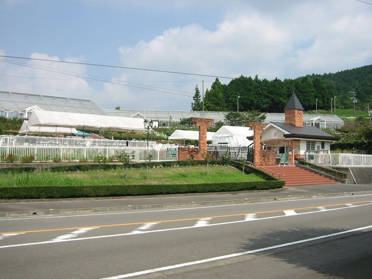 島田市ばらの丘公園の入口付近と温室