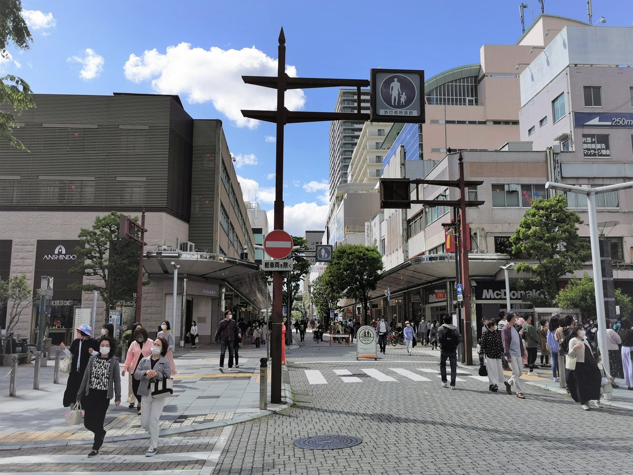 静岡市葵区の呉服町通りと青葉通りの交差点