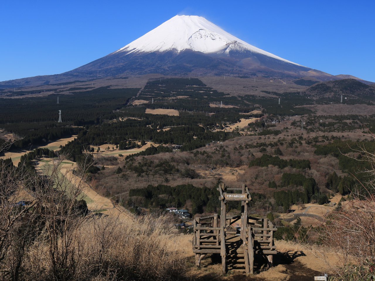裾野市須山の十里木高原の展望デッキと富士山