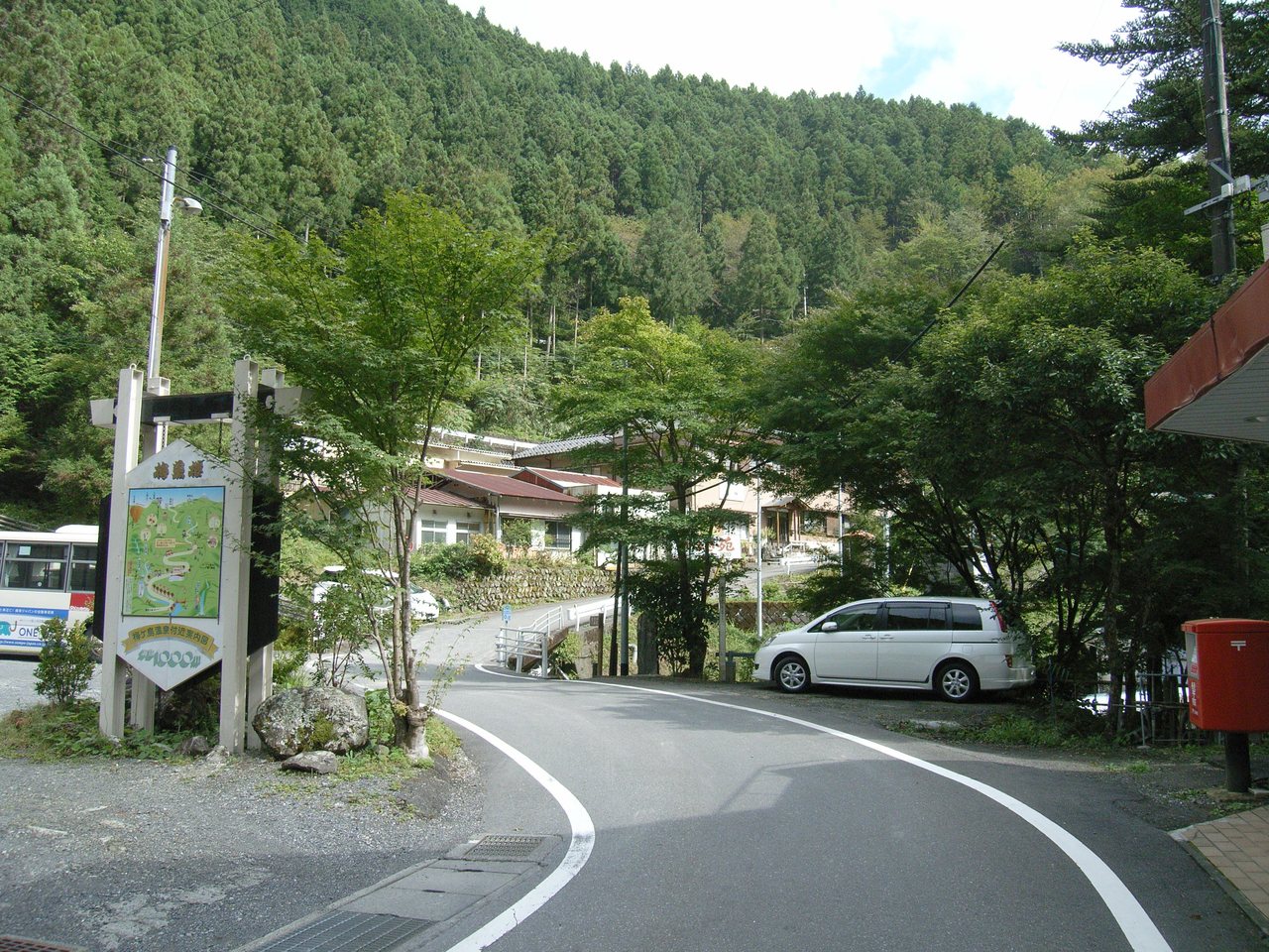 静岡市葵区梅ヶ島の県道29号沿いの集落