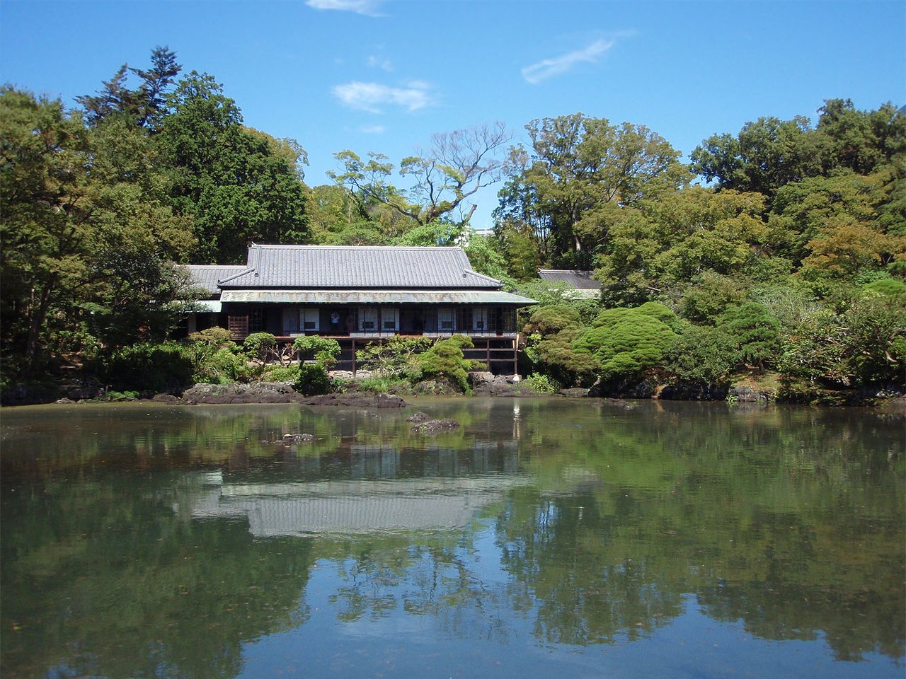 楽寿園の楽寿館と小浜池