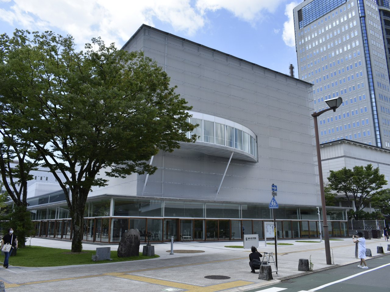 静岡市歴史博物館の外観と前の通り