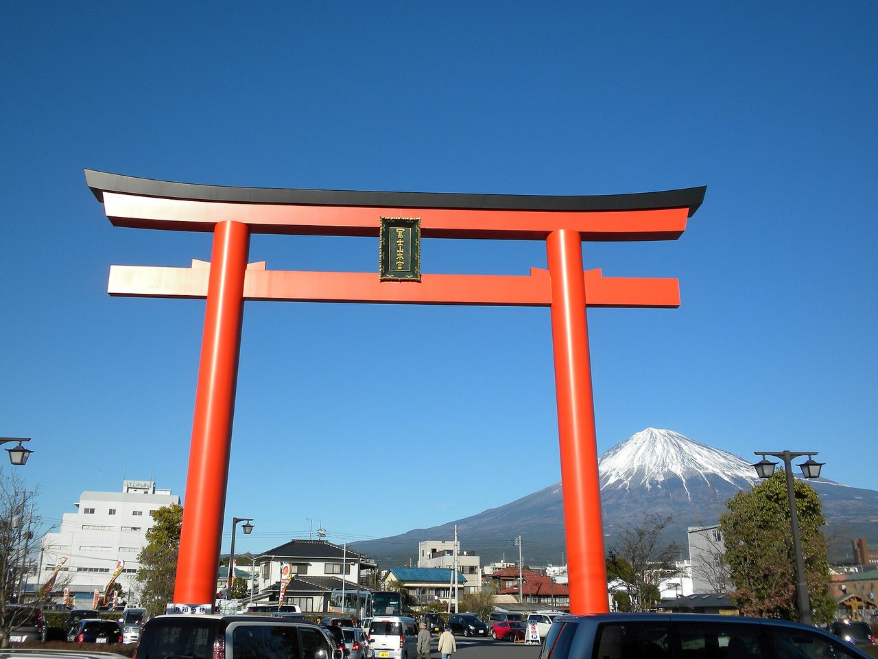 富士山本宮浅間大社の大鳥居と富士山（富士宮市）