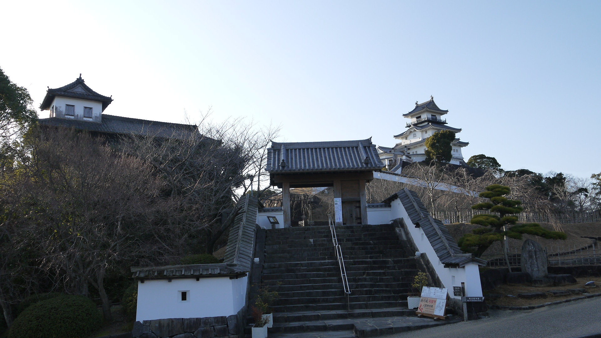 掛川城の天守閣と石段