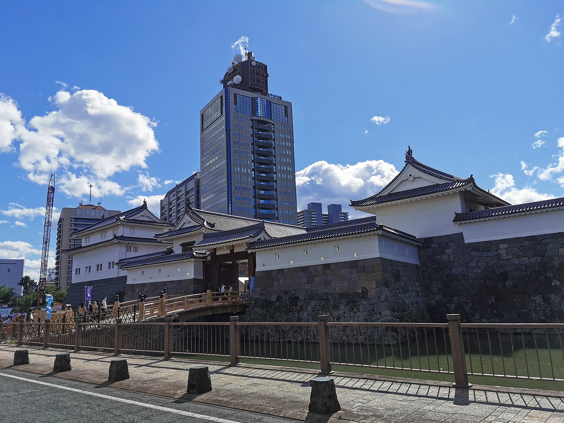 駿府城公園の東御門と巽櫓