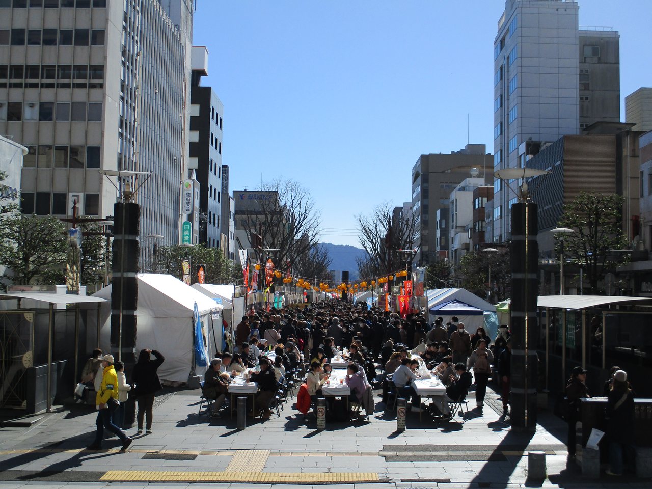 青葉シンボルロードに並ぶおでん祭のテントと来場者