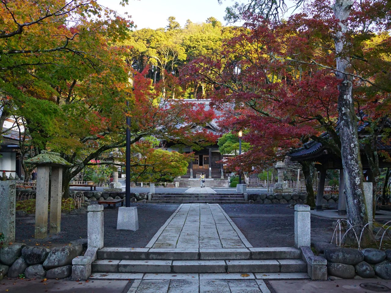 修禅寺の参道と色づいた木々