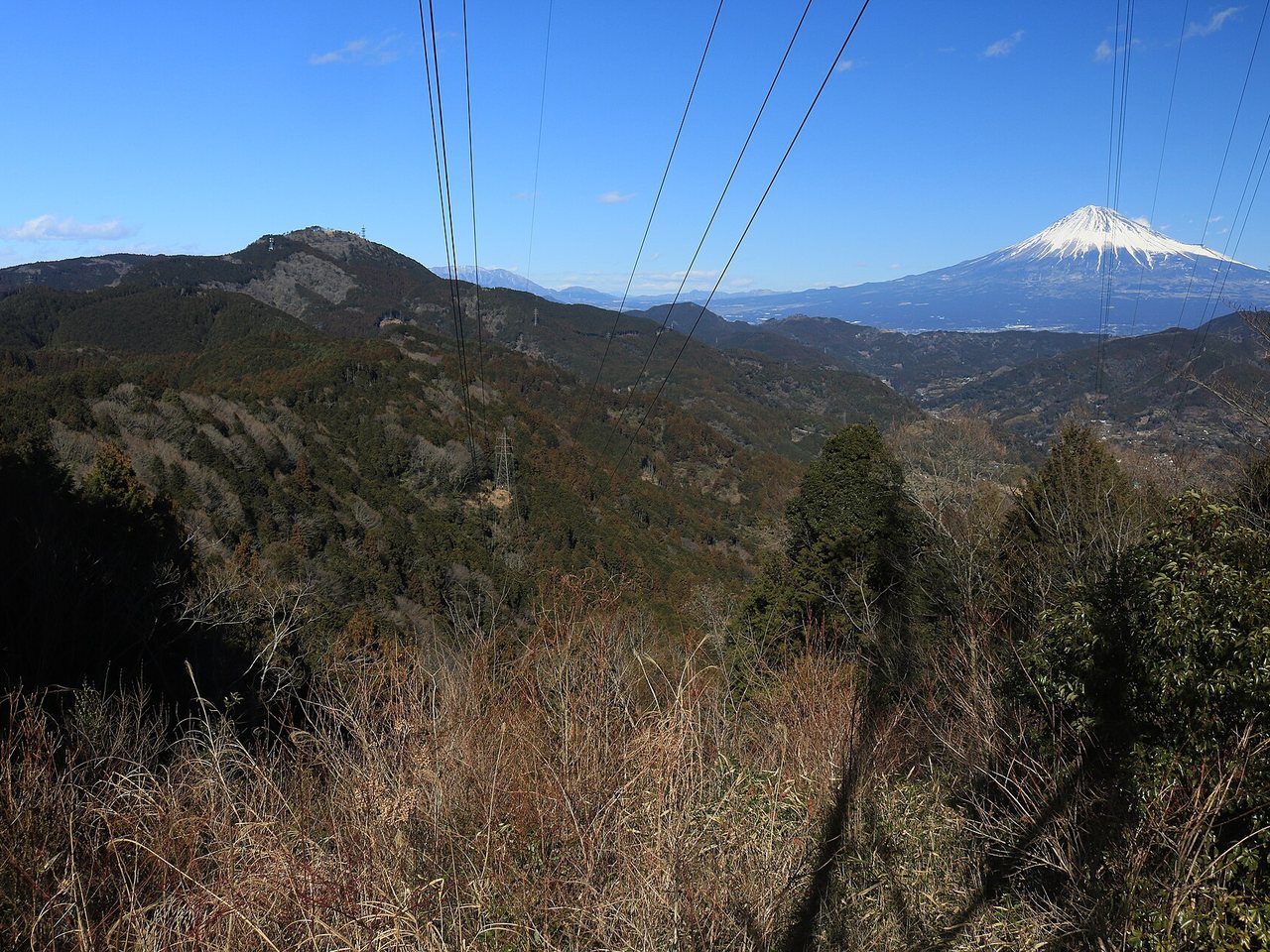 浜石岳の稜線越しに見える富士山