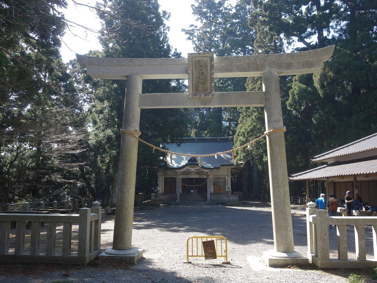 竜爪山の中腹にある穂積神社の鳥居