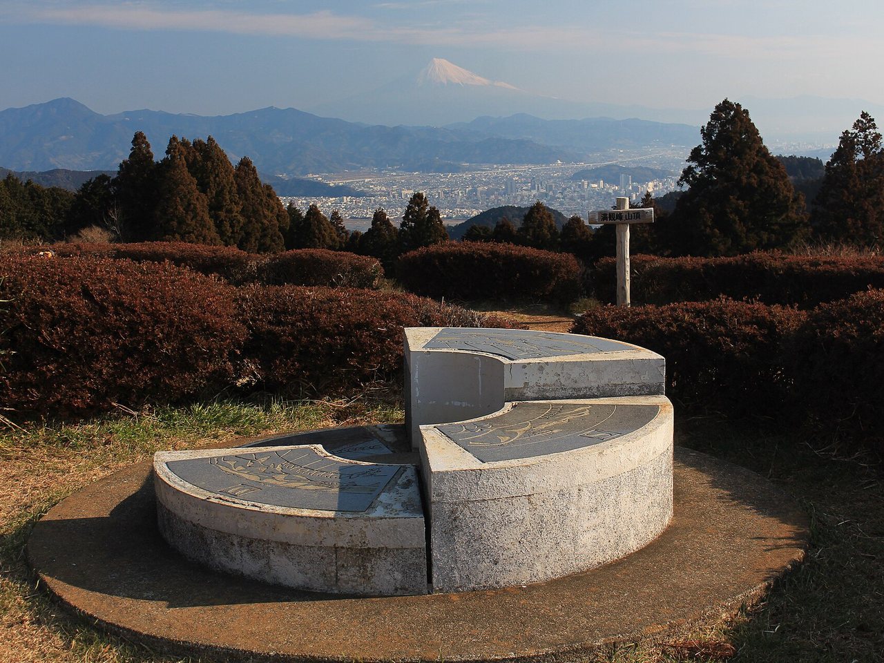 満観峰の山頂広場と遠くに見える富士山
