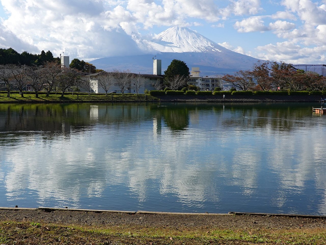 富士山を映す御殿場市の東山湖