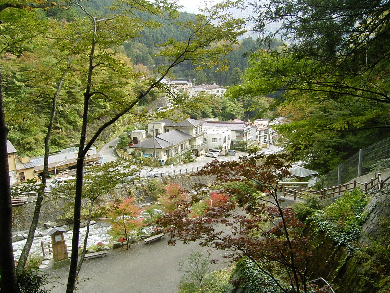 梅ヶ島の温泉街と周囲の山