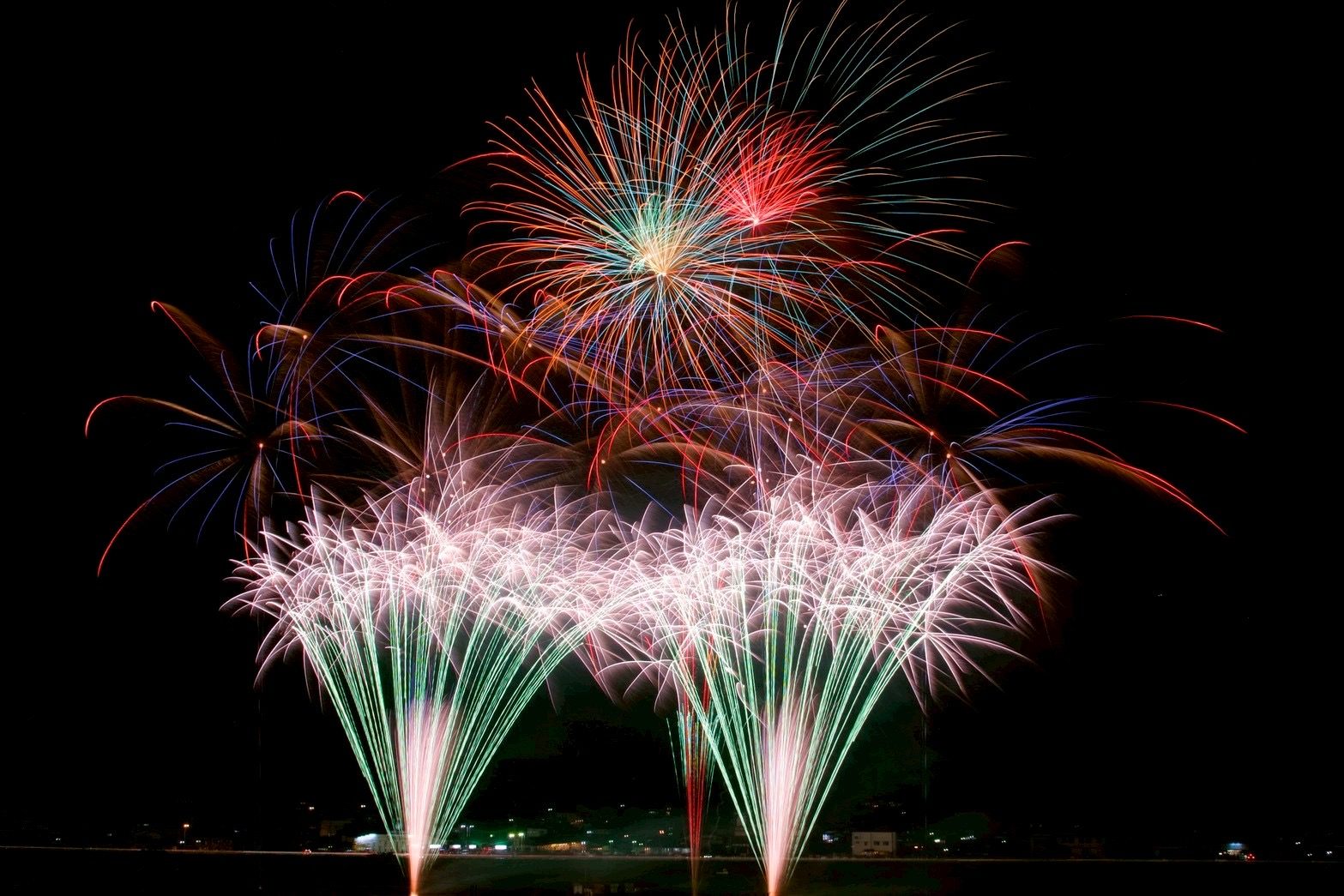 焼津海上花火大会では夜打花火とスターマインが打ち上げられる