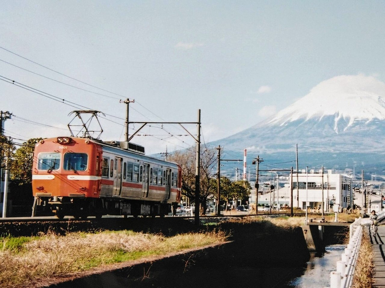 富士山を背に走る岳南電車7000形