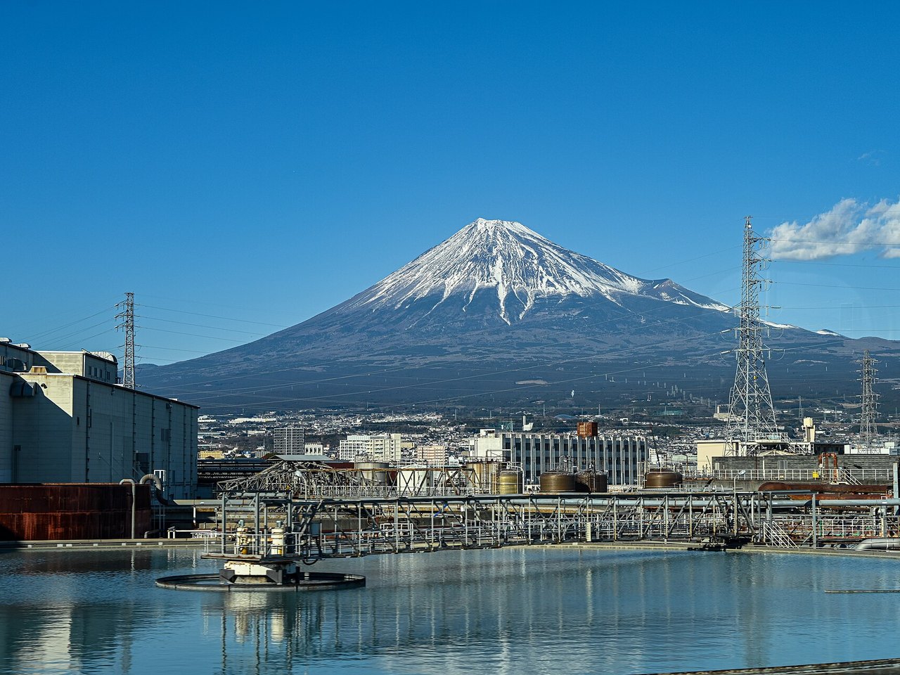富士市の製紙工場のプラント越しに見える富士山