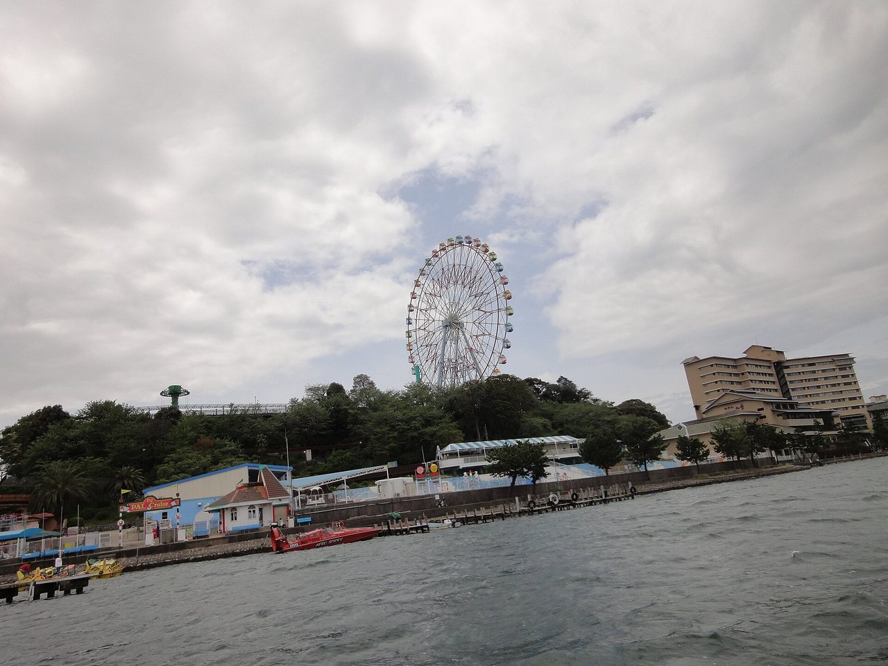 浜名湖越しに見える浜名湖パルパルの観覧車