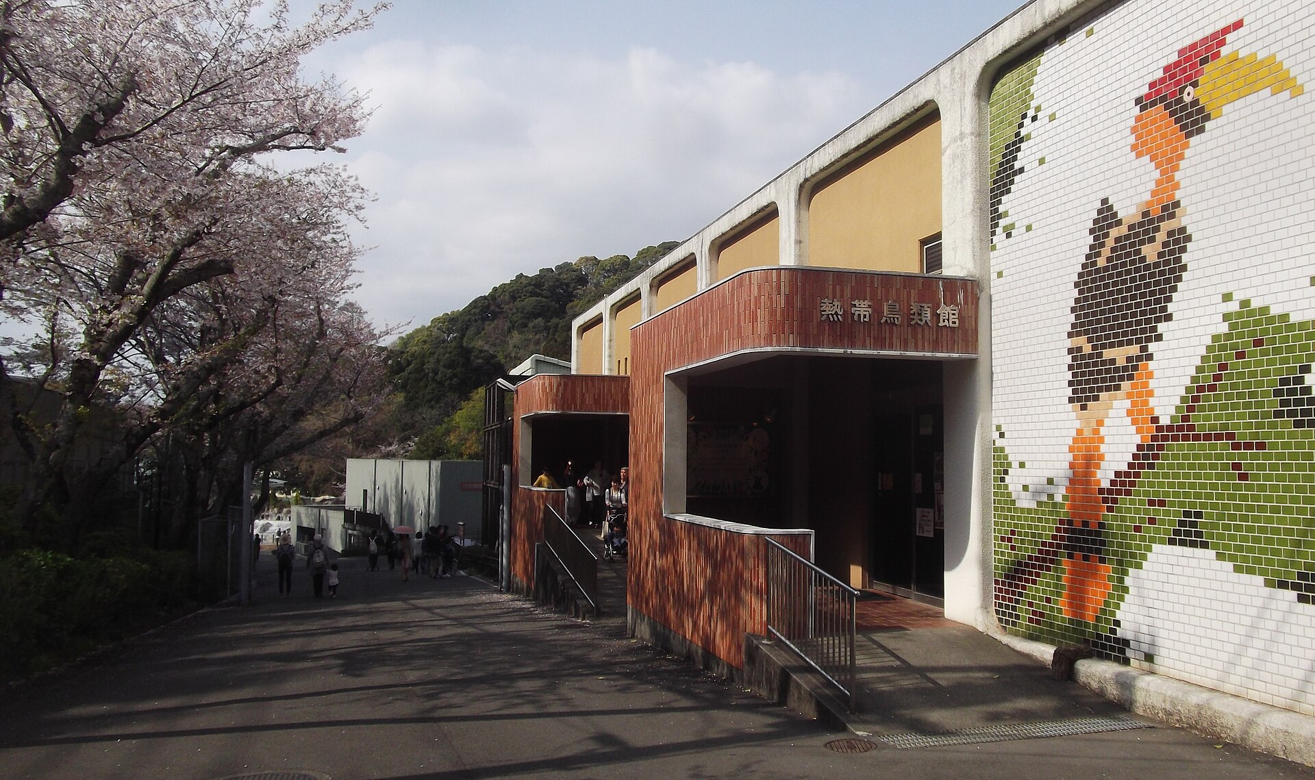 日本平動物園の熱帯鳥類館とは虫類館