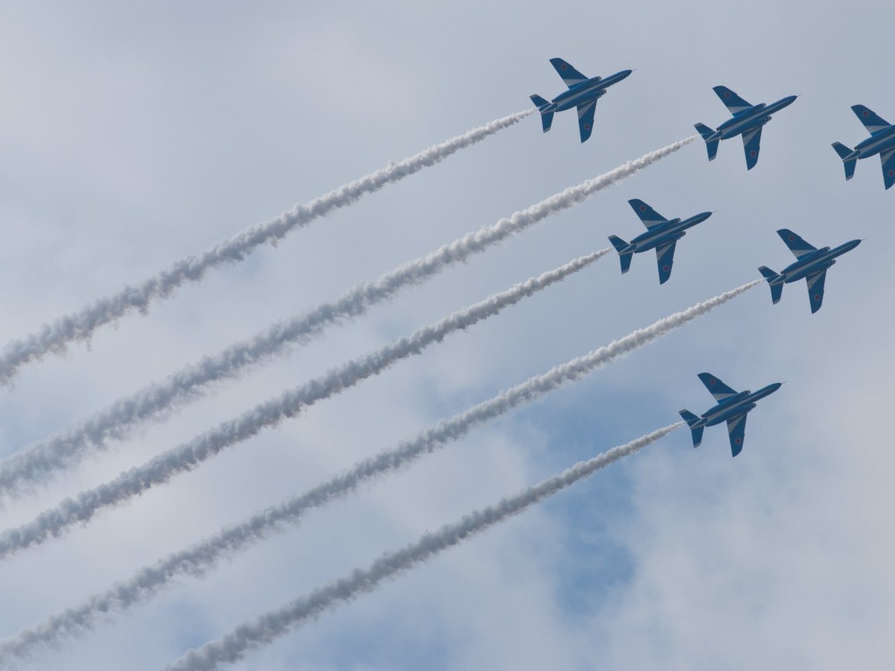 デルタ隊形で飛ぶブルーインパルスのT-4 6機