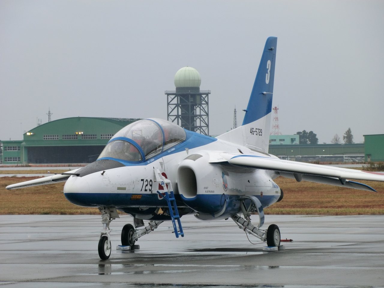 浜松基地に駐機するブルーインパルス塗装のT-4