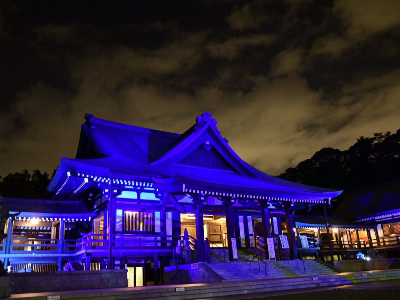 法多山尊永寺の本堂のライトアップ