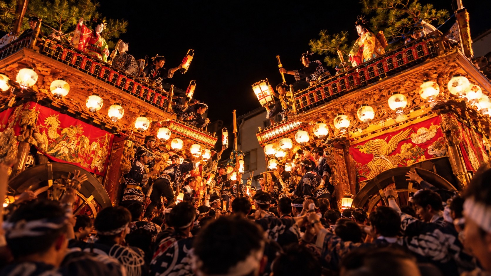 夜の袋井まつりで向かい合う2台の屋台と、その前を埋める祭りの人たち（作成したイメージ画像）