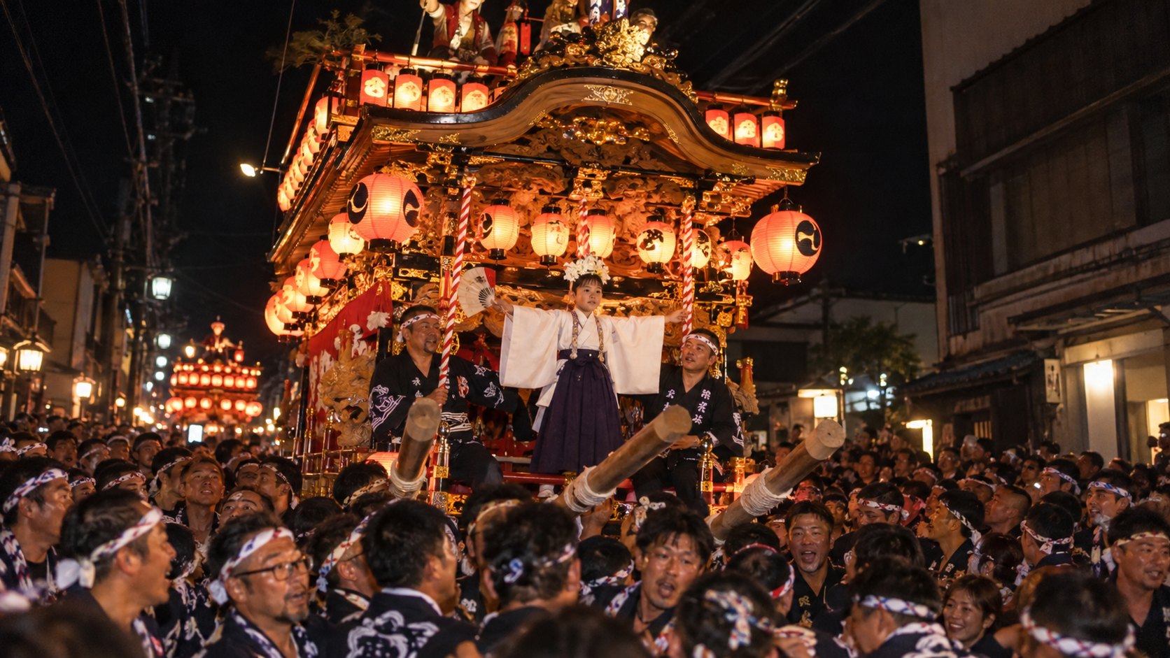 遠州森のまつりの舞児還しで、提灯に照らされた屋台の正面に立つ舞児と、集まった法被姿の人たち（作成したイメージ画像）