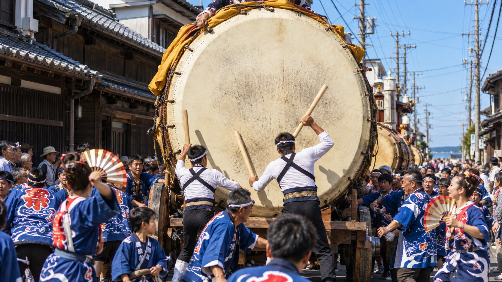 舞阪の大太鼓祭りで、台車に載せた大太鼓を長い撥で打つ打ち手と青い法被の人たち(作成したイメージ画像)