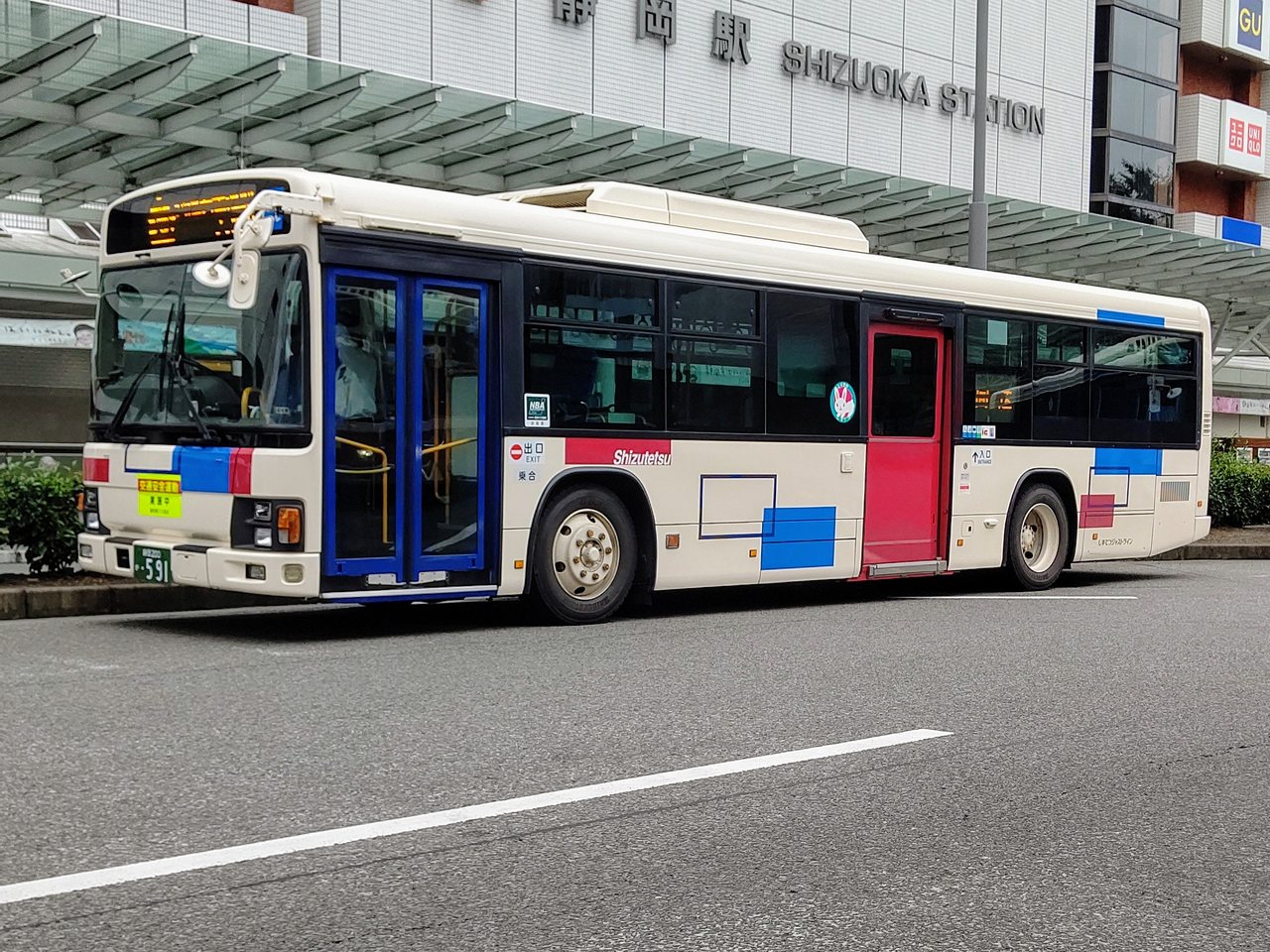 JR静岡駅前を走るしずてつジャストラインの路線バス