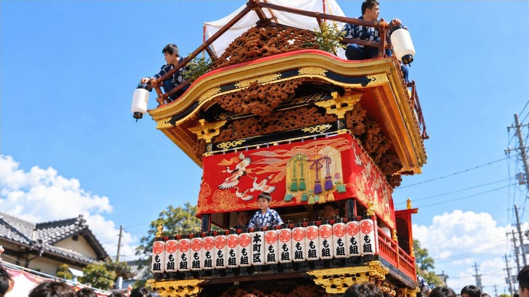 彫刻と天幕、提灯で飾られた掛塚まつりの本町の屋台（作成したイメージ画像）