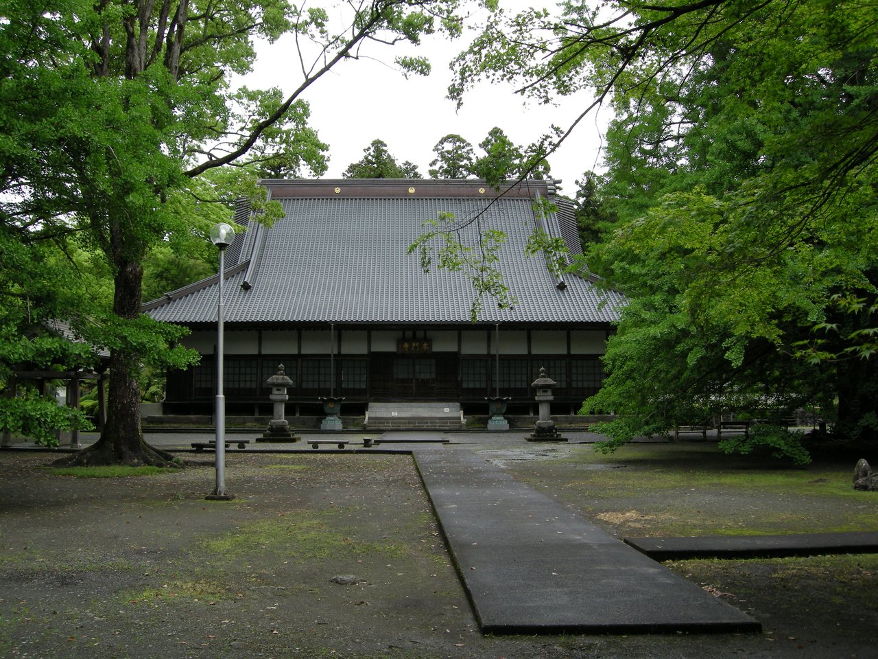木立に囲まれた西山本門寺の境内と本堂