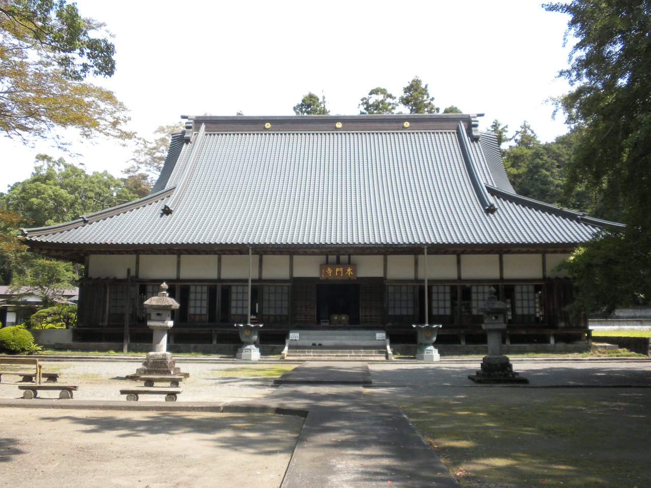 西山本門寺の本堂を正面から見たところ