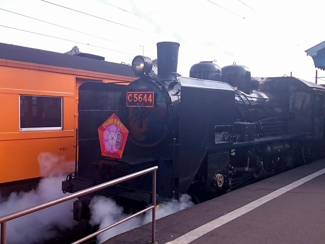 新金谷駅ホームのC56形44号機と客車