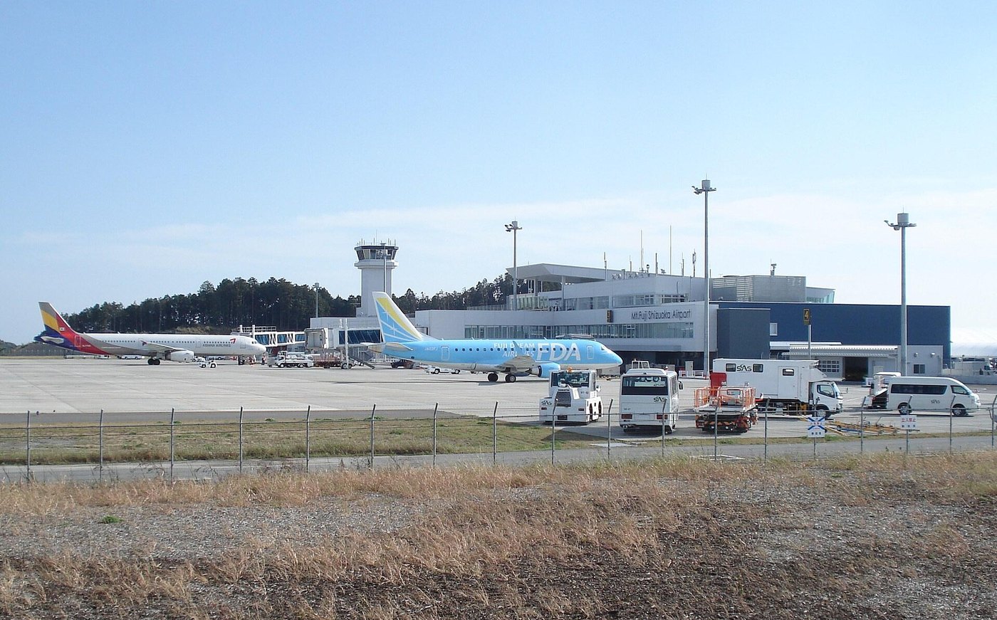 富士山静岡空港のエプロンに駐機するフジドリームエアラインズの機体と管制塔