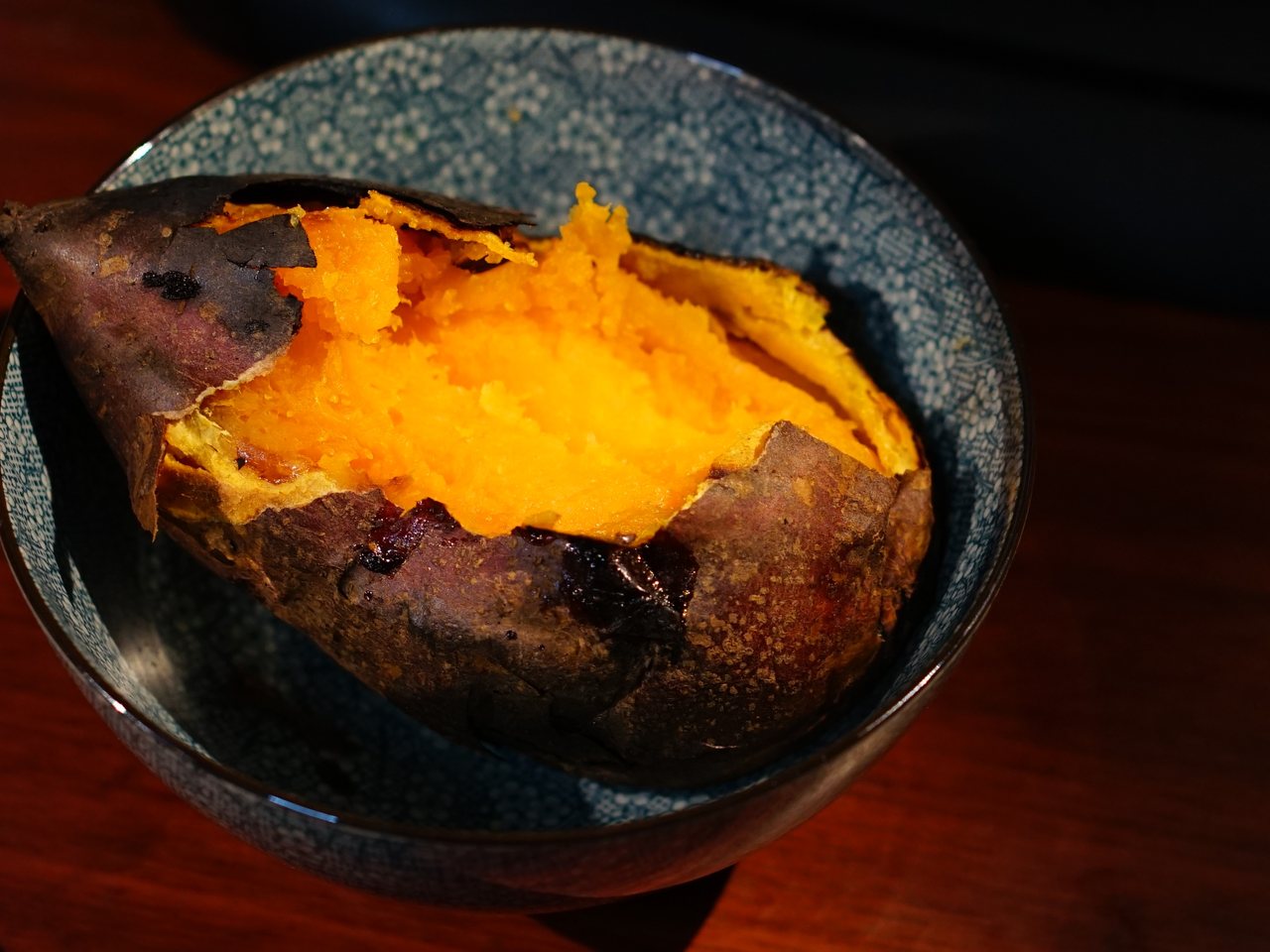 二つに割った焼き芋