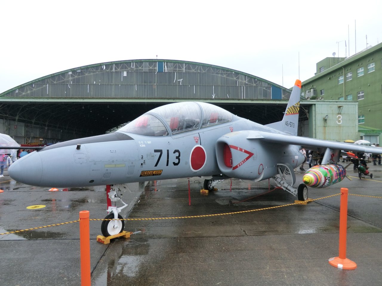 格納庫前に展示されたT-4練習機