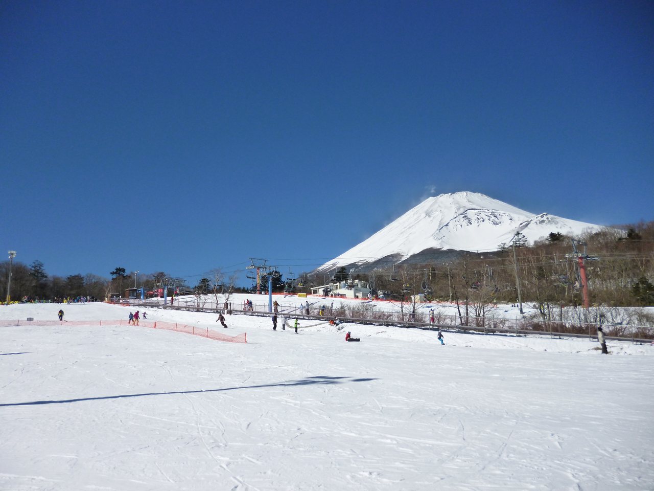 スノーパークイエティのゲレンデと富士山